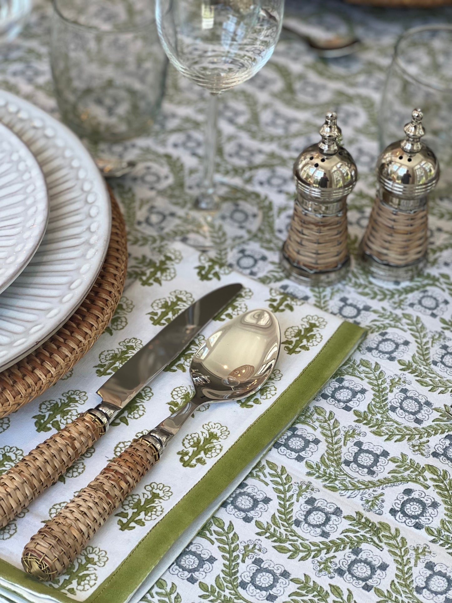 Villa Vaux Grand Tablecloth - Pewter and Green